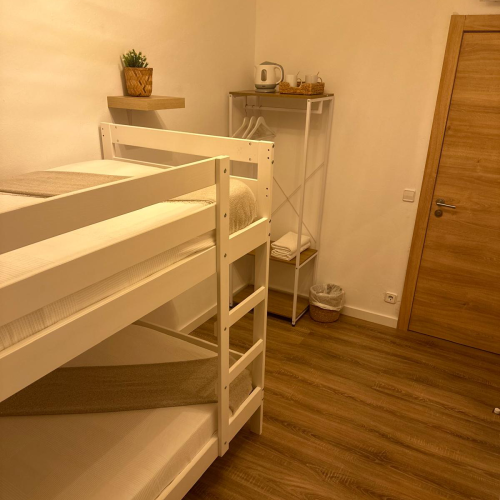 Bunk bed doble with shared bathroom
